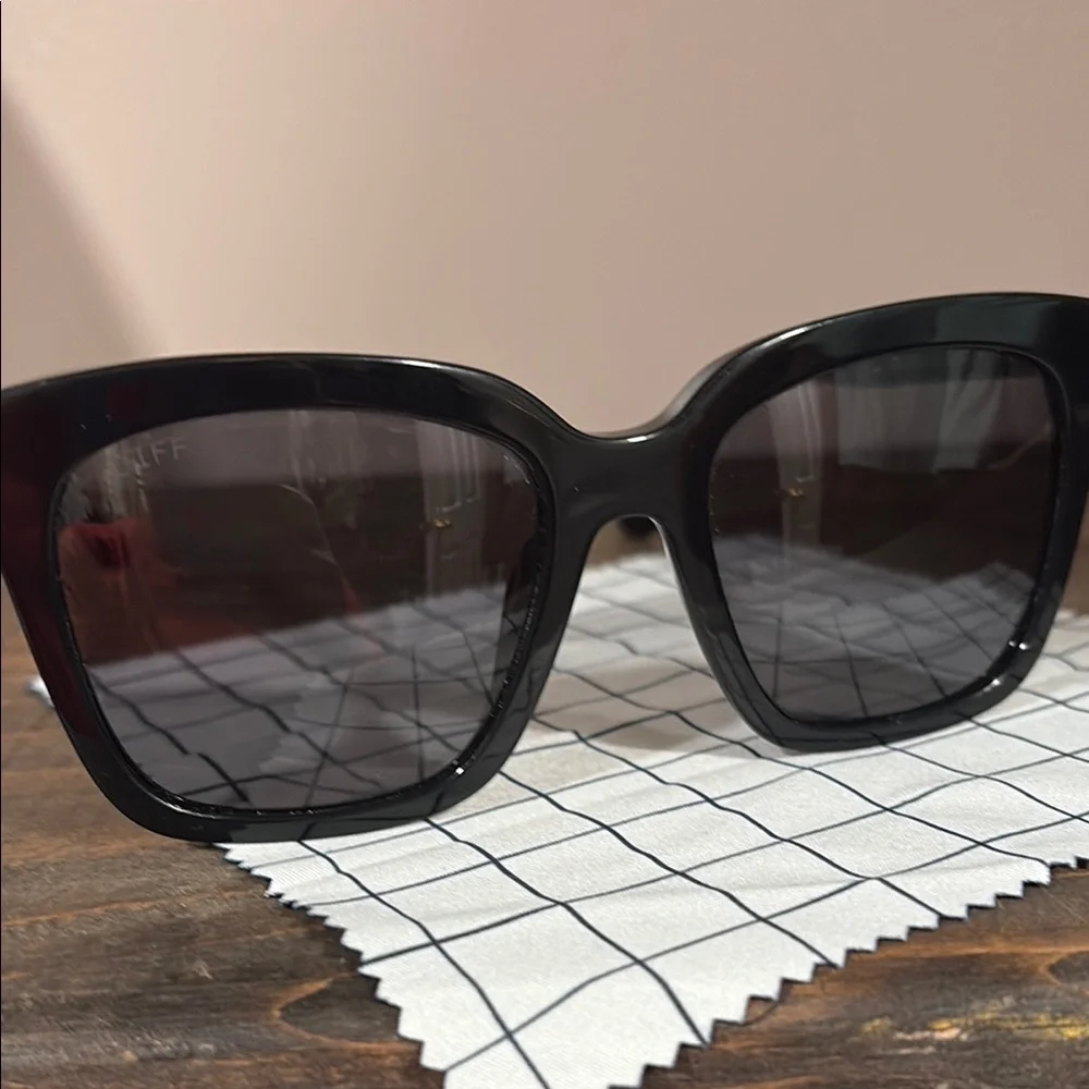 DIFF Bella Polarized Black Sunglasses with Case - Picture 3 of 8